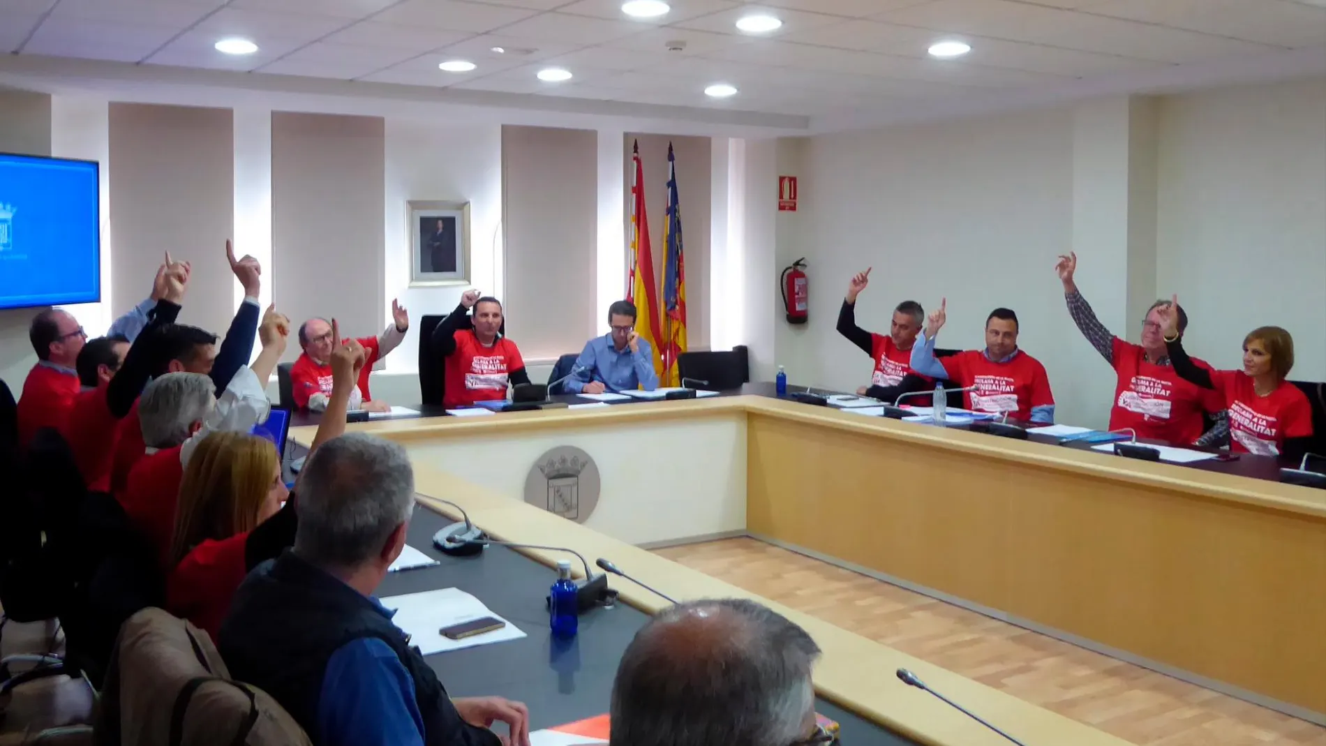 Momento de la votación sobre la moción propuesta, ayer, en la sala de plenos del Ayuntamiento de La Nucía