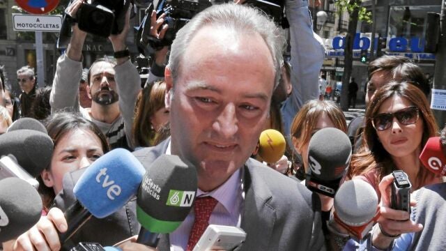 El presidente Alberto Fabra, a la entrada de la sede del PP