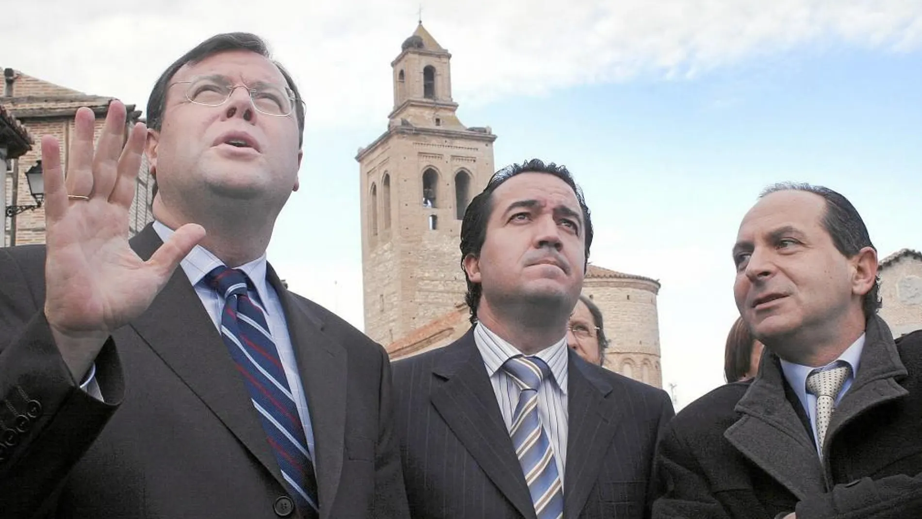 Antonio Silván contempla junto a Vidal Galicia el ARI de Arévalo