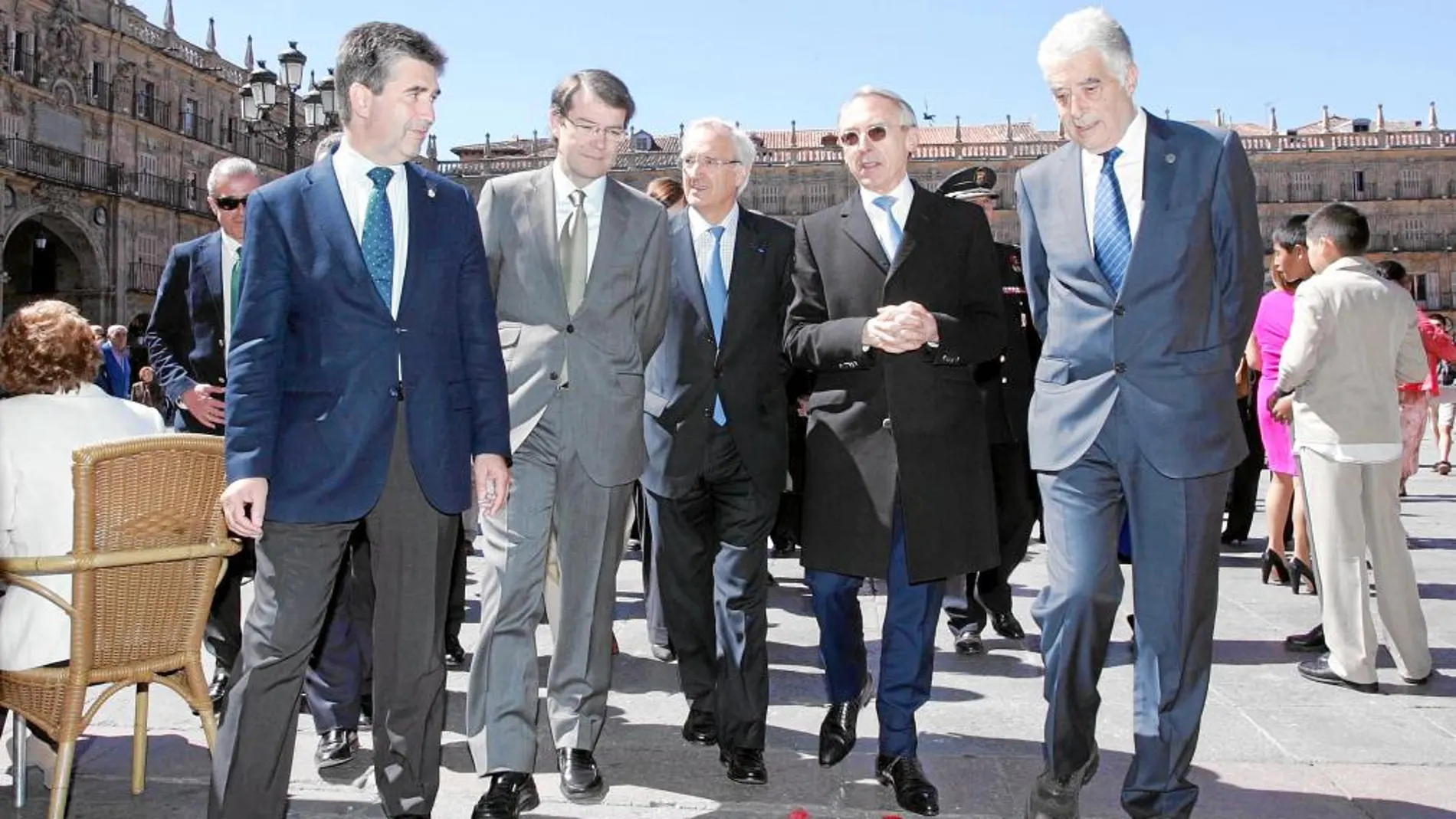 Fernández Mañueco, Cosidó y Baland, en la Plaza Mayor de Salamanca, antes de suscribir el acuerdo