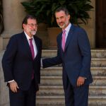 El Rey Felipe VI y el Presidente del Gobierno, Mariano Rajoy, en la entrada del Palacio de Marivent, en verano de 2017