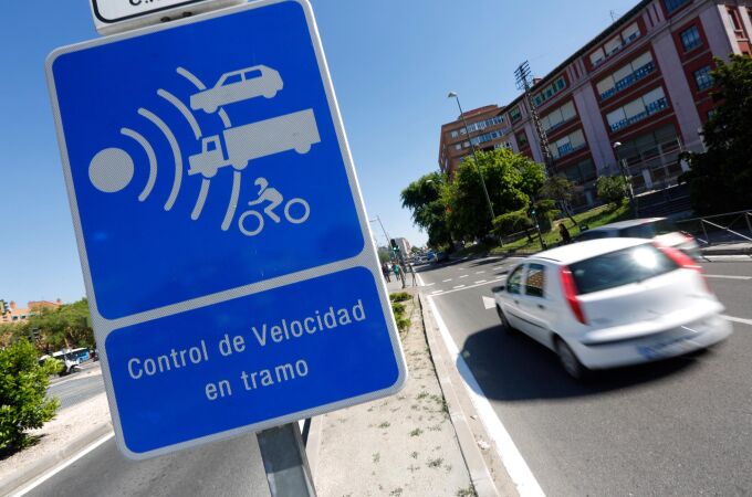 La Dirección General de Tráfico cuenta con 780 radares fijos y 545 móviles en las carreteras españolas. / Jesús G. Feria