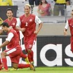 Los jugadores tahitianos celebran el tanto conseguido ante Nigeria en la primera jornada