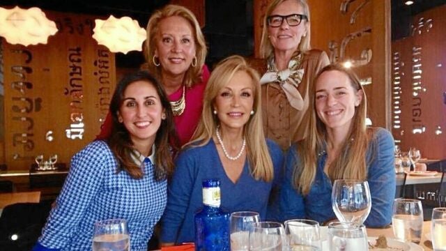 Carmen junto a sus sobrinas, Carla y Cristina, su hermana, María José y su cuñada, Carola