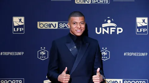 Mbappe a su llegada a la gala de la Unión Nacional de Futbolistas Profesionales (UNFP) / Ap