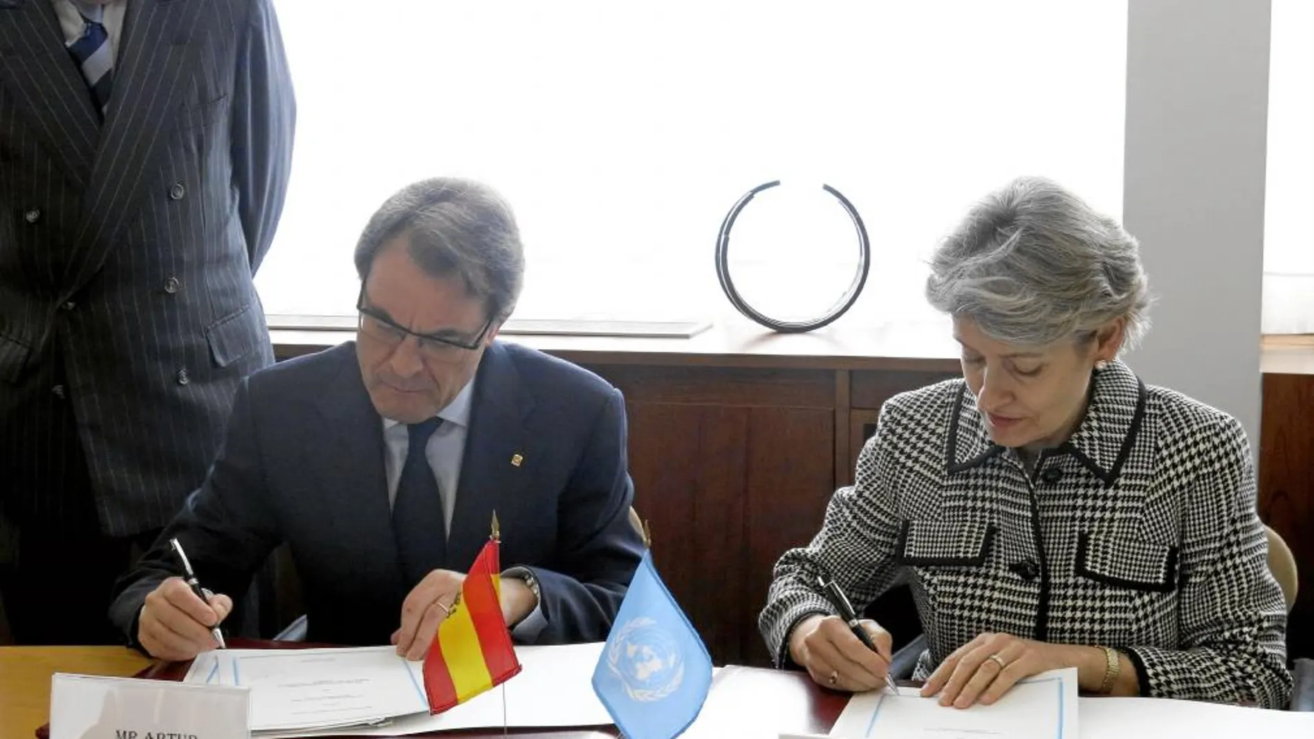 El presidente de la Generalitat firmó con la directora general de la Unesco ante un banderín de España