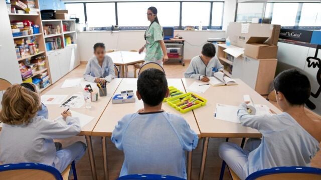 Unos niños hospitalizados reciben clase en un aula del hospital La Fe, en Valencia