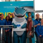 El equipo de trabajadores del Oceanogràfic, acompañado por la nueva mascota del acuario