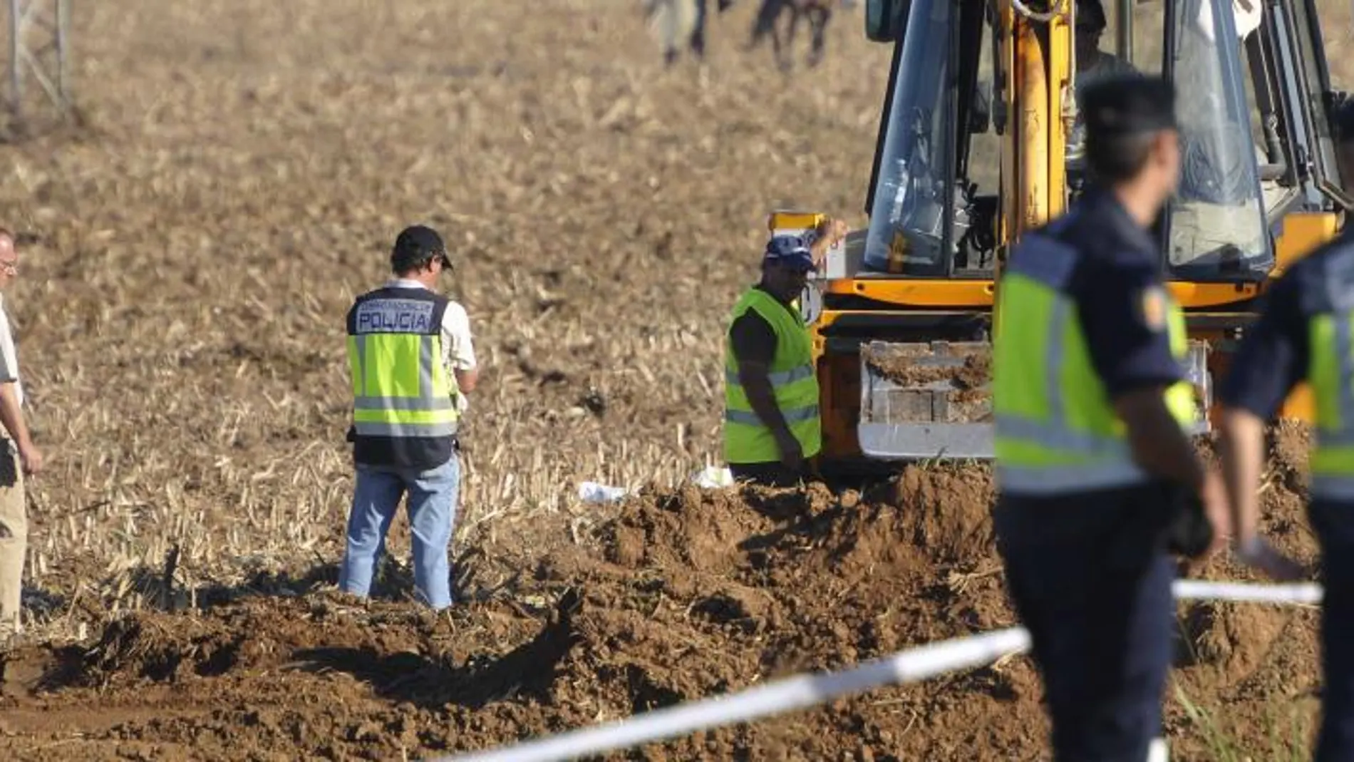 Antonio del Castillo mira la zanja abierta por la excavadora