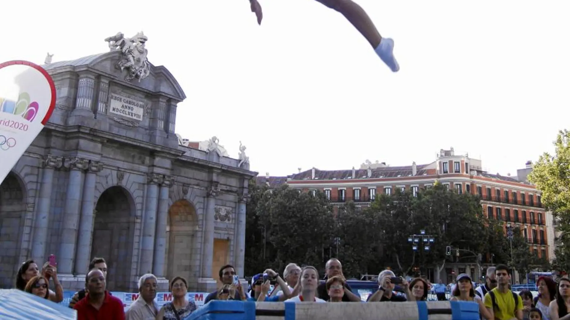 La Puerta de Alcalá se convirtió ayer en un centro improvisado de gimnasia artística donde las gimnastas mostraron sus habilidades.