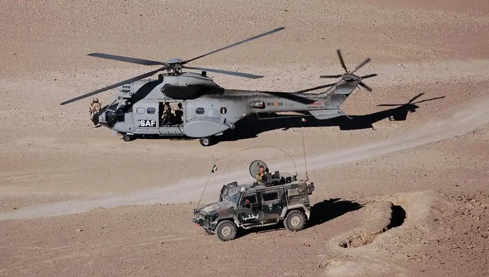 Helicóptero Súper Puma HD.21 tras la toma en una misión en Afganistán
