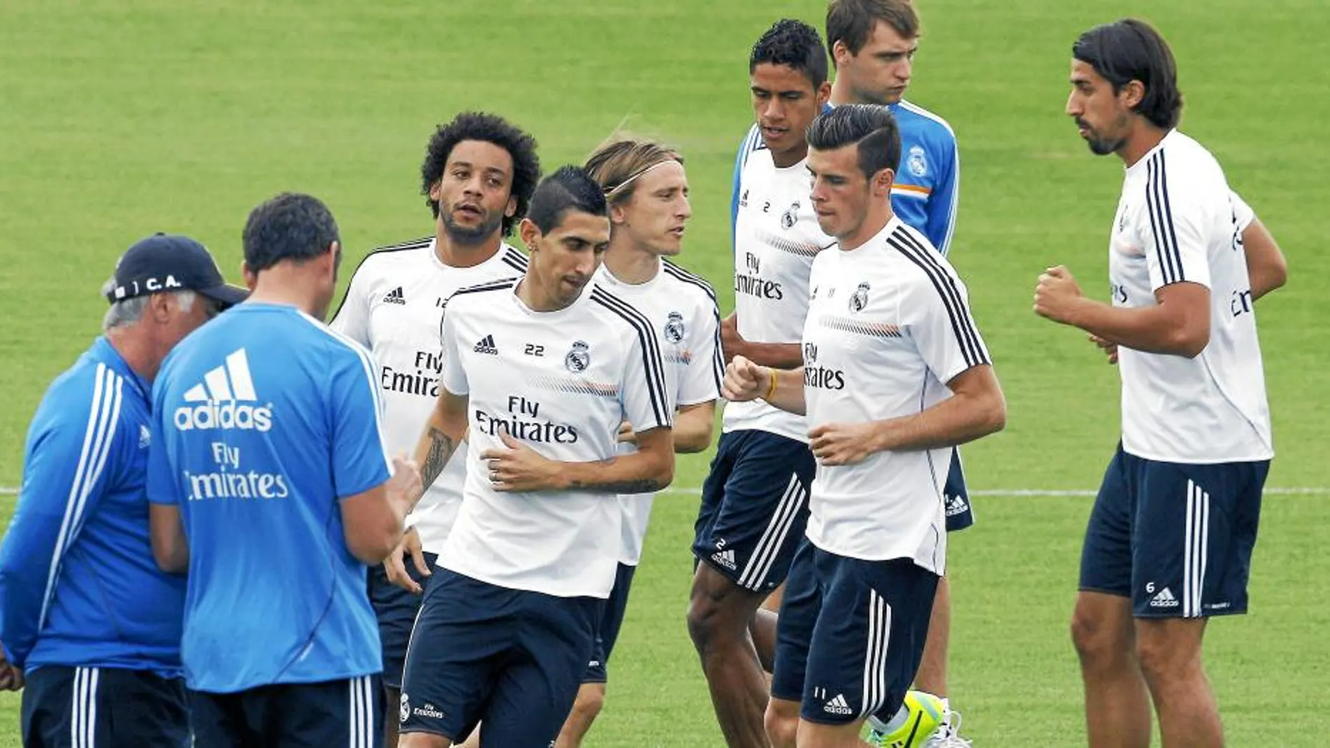 Ancelotti y Paul Clement hablan durante el entrenamiento del Madrid antes del derbi