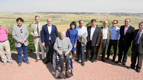 Jesús Julio Carnero, los hijos de Delibes y otras autoridades, en el Mirador de Villafuerte