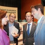 La consejera Silvia Clemente conversa con Luis Barcenilla, Martín J. Fernández Antolín y Jesús Zarzuela