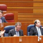 La bancada popular con Juan Vicente Herrera en primer plano dialogando con Carlos Fernández Carriedo en presencia de De Santiago-Juárez y Pilar del Olmo