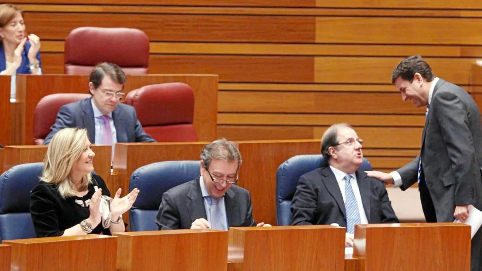 La bancada popular con Juan Vicente Herrera en primer plano dialogando con Carlos Fernández Carriedo en presencia de De Santiago-Juárez y Pilar del Olmo