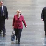 La canciller alemana, Angela Merkel (c), a su llegada a la reunión con responsables del Partido Socialdemócrata (SPD) en Berlín