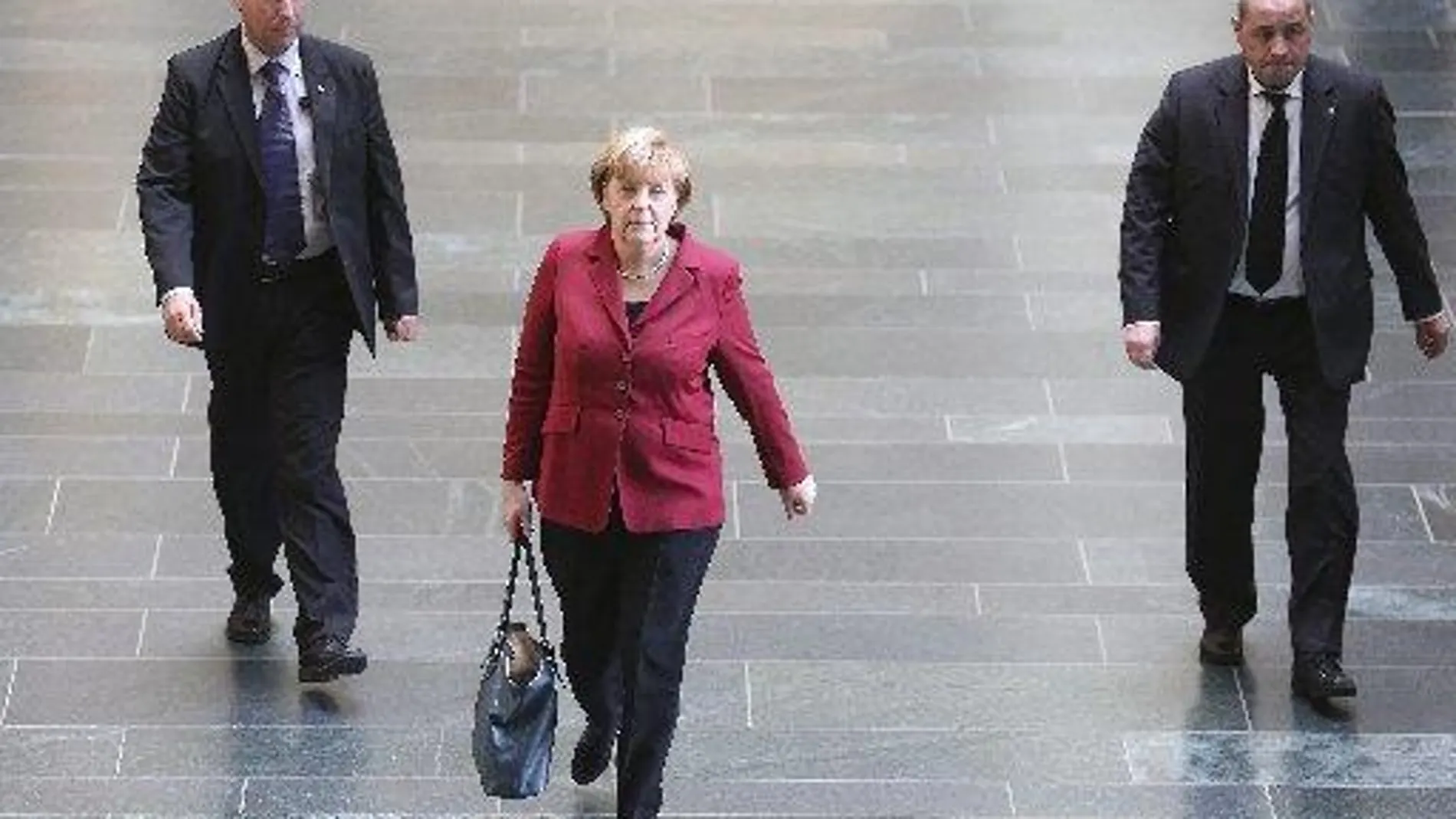 La canciller alemana, Angela Merkel (c), a su llegada a la reunión con responsables del Partido Socialdemócrata (SPD) en Berlín