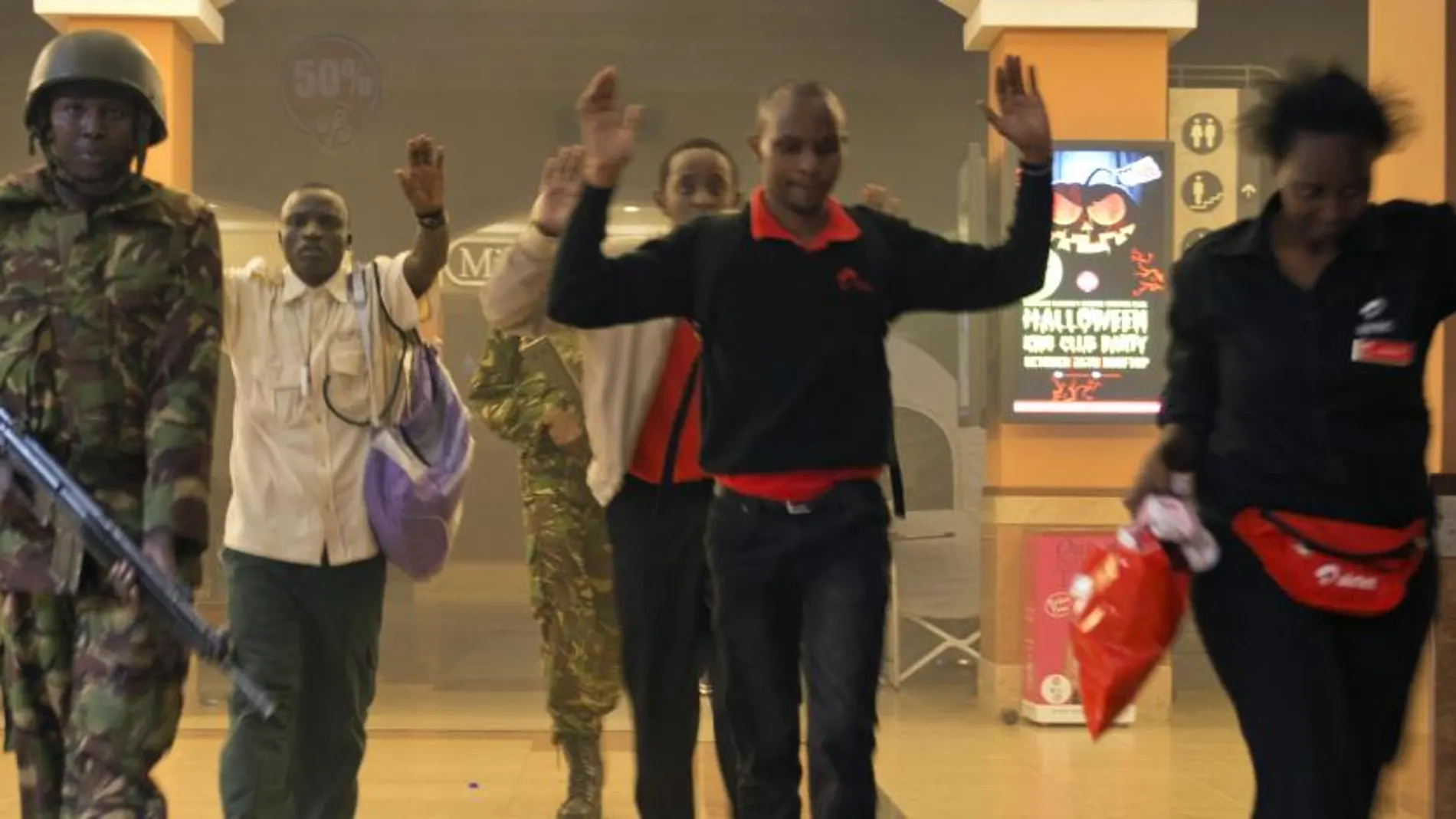 Algunos de los rehenes liberados por las fuerzas de seguridad kenianas