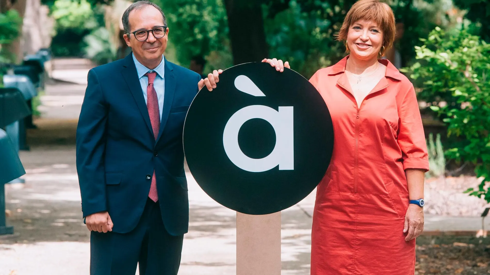 El presidente del Consejo Rector, Enrique Soriano, y la directora general de À punt, Empar Marco, durante la presentación del logo de la cadena.