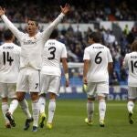 Cristiano Ronaldo, que hizo un «hat trick», celebra su primer tanto ante la Real Sociedad