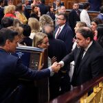 El presidente del Gobierno en funciones, Pedro Sánchez (i), saluda al diputado electo en prisión preventiva de ERC Oriol Junqueras