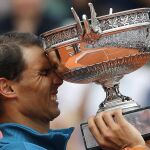 Nadal levanta la última copa de Roland Garros que conquistó, la undécima, el año pasado