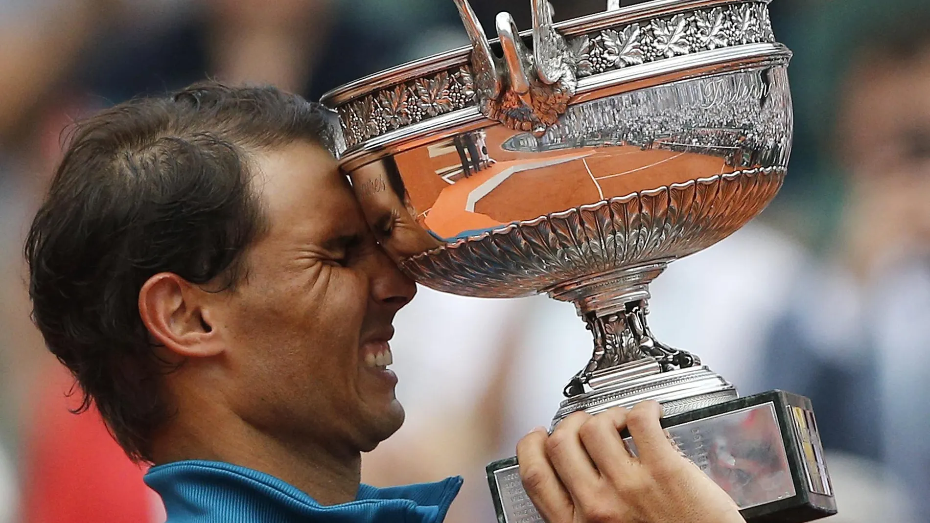 Nadal levanta la última copa de Roland Garros que conquistó, la undécima, el año pasado