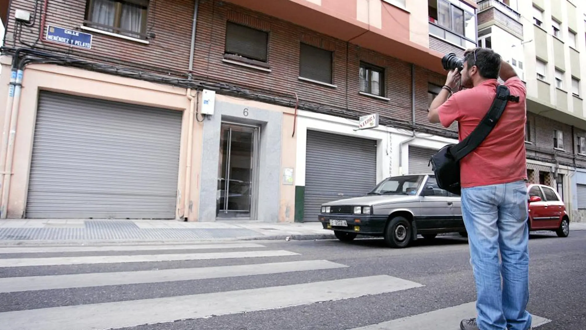Un fotógrafo toma imágenes de la vivienda donde fue localizado el cuerpo de la joven rumana que pudo fallecer estrangulada