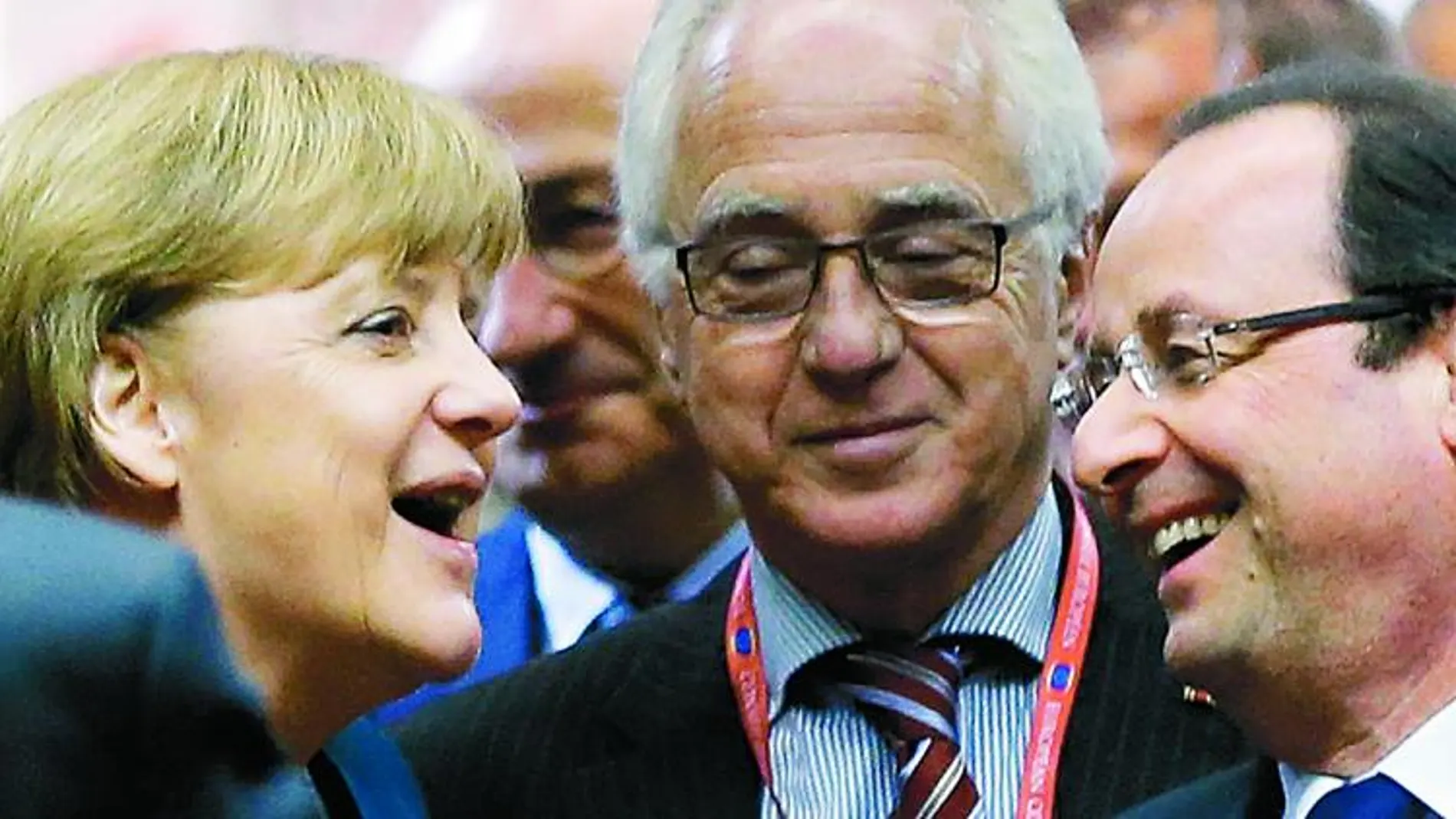 La canciller Merkel, con su homólogo francés, François Hollande