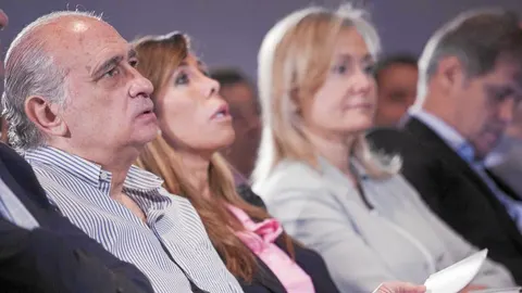 El ministro Fernández Díaz, acompañado de Sánchez-Camacho, ayer en L'Hospitalet. Al fondo, el líder municipal del PP, Alberto Fernández.