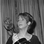 Julie Harris posa con la estatuilla  ganada de los Premios Emmy ,Nueva York . en 1962.