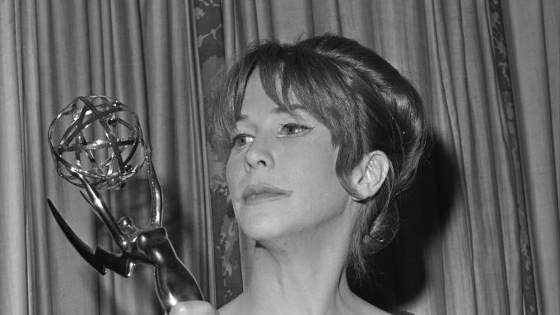 Julie Harris posa con la estatuilla ganada de los Premios Emmy ,Nueva York . en 1962.