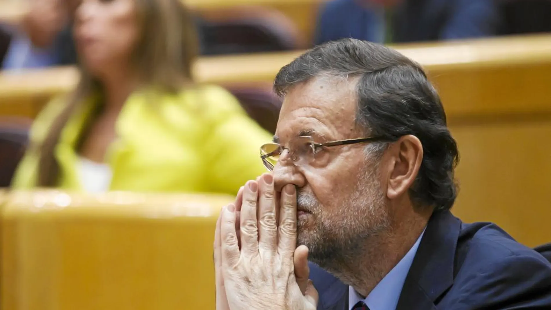 En primer término, el presidente del Gobierno; detrás, Sánchez-Camacho, ayer en el Senado