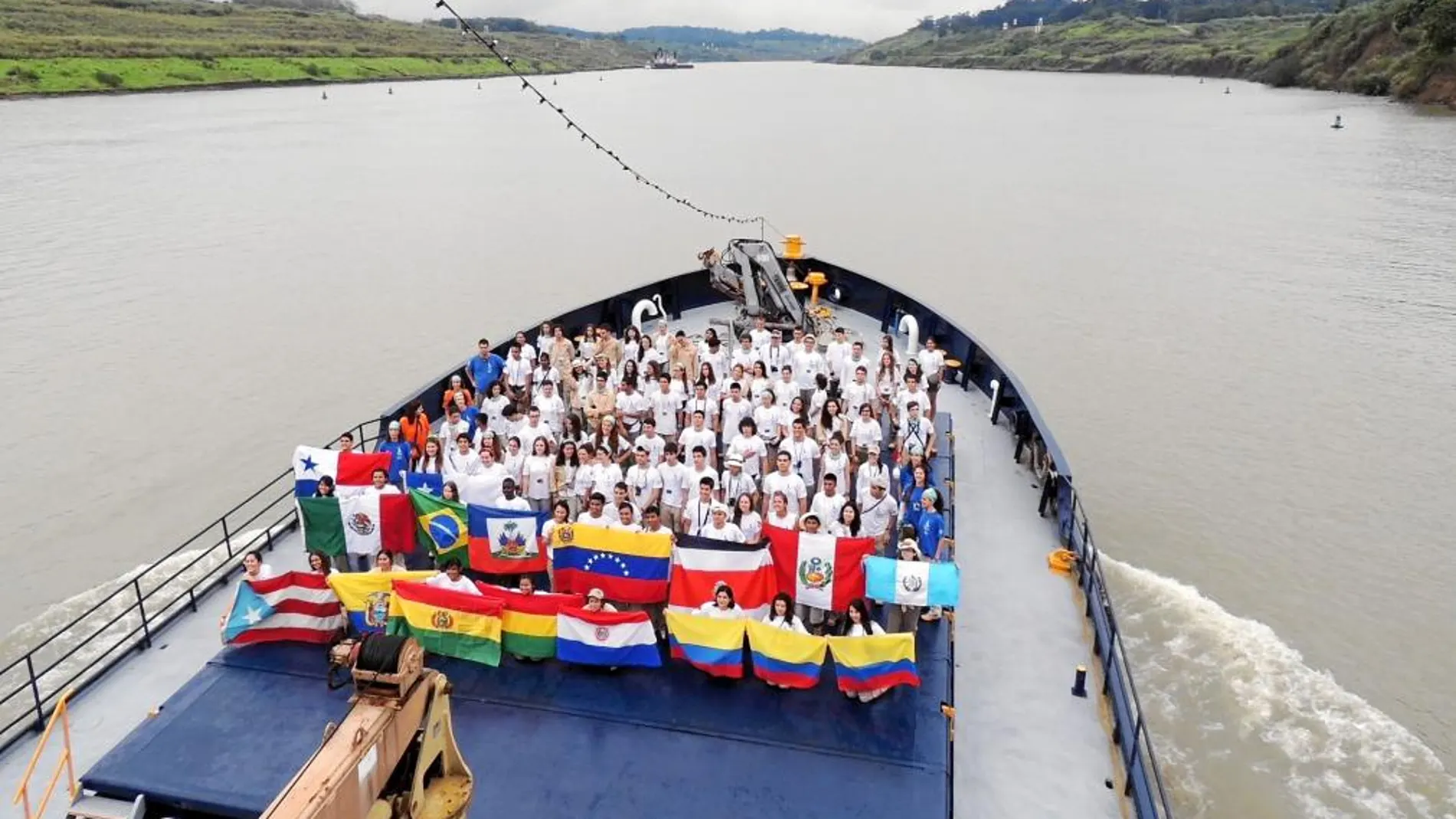 Imagen de los expedicionarios surcando el canal de Panamá.