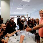 El alcalde en funciones y candidato de Compromís a la reelección, Joan Ribó, vota. EFE/Manuel Bruque