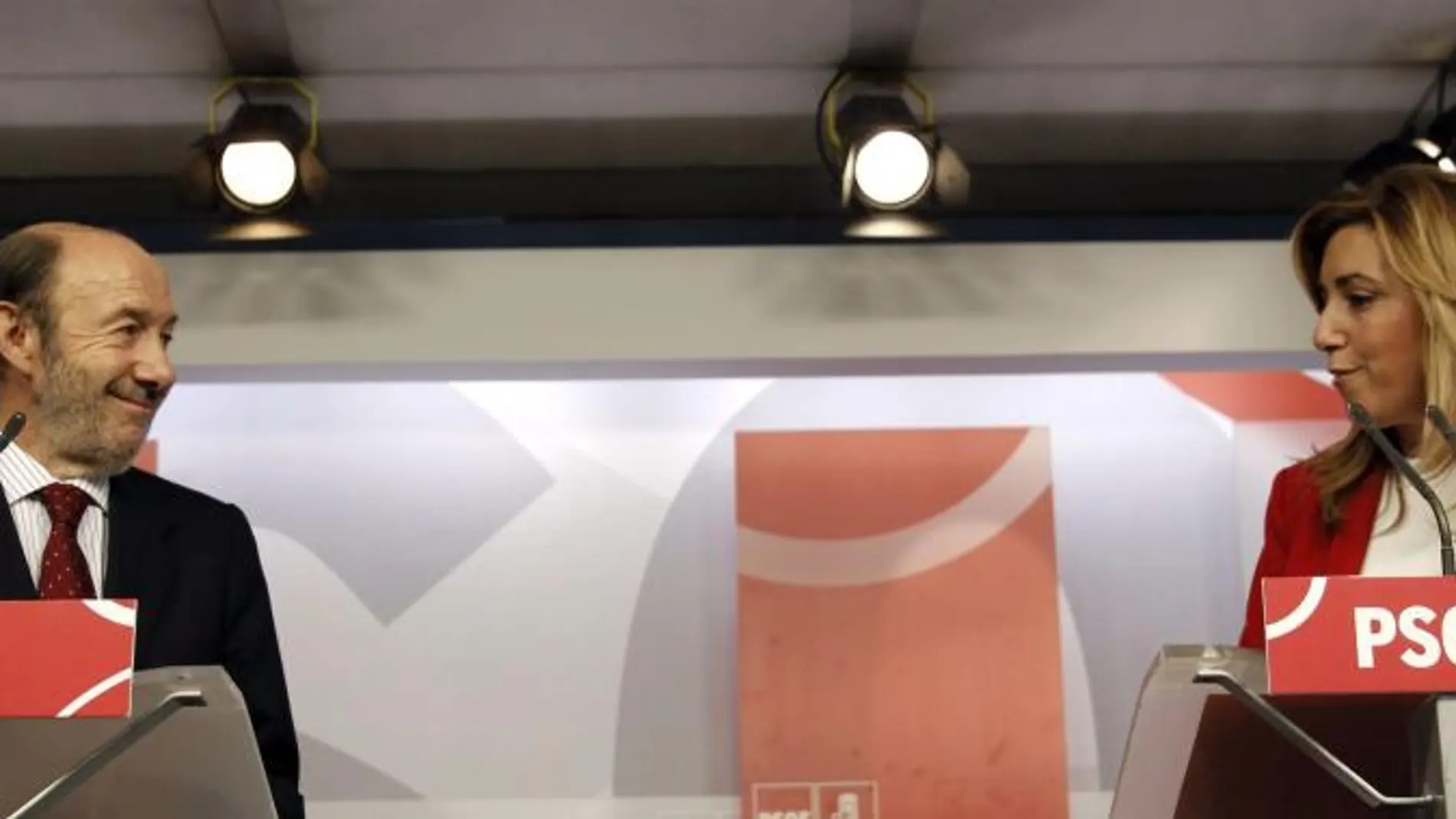 El secretario general del PSOE, Alfredo Pérez Rubalcaba, y la presidenta de la Junta de Andalucía, Susana Díez, tras su reunión en Madrid el pasado 9 de octubre.