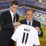 Gareth Bale con el presidente del Real Madrid, Florentino Perez