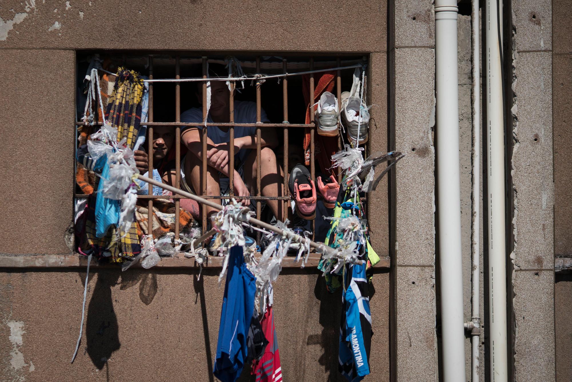 Presos en una cárcel de Porto Alegre, Brasil
