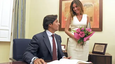 Francisco Rivera y Lourdes Montes firma en el libro de honor el pasado mes de julio durante la Feria de Málaga