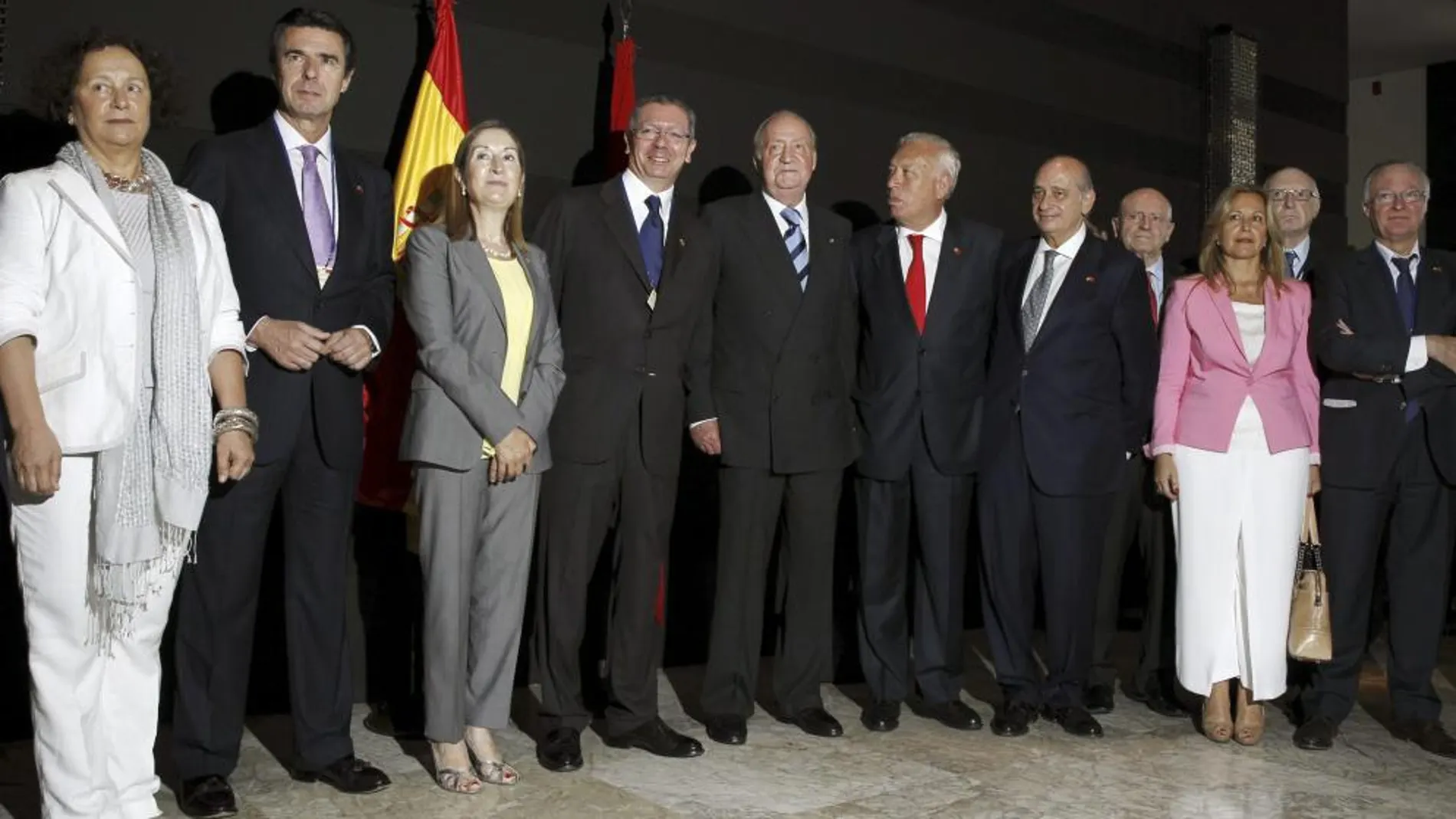 El Rey junto a los ministros de Industria; Fomento; Justicia; Asuntos Exteriores; Interior; y los excancilleres españoles.