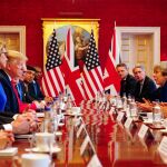 Donald Trump y Theresa May presidieron un encuentro entre delegaciones de los dos países/Efe