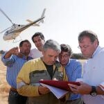 El consejero de Fomento y Medio Ambiente, Antonio Silván, en el puesto de mando avanzado que se colocó en Luelmo de Sayago para seguir las evoluciones del incendio