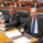 El presidente Herrera, momentos antes de tomar la palabra, junto con los consejeros José Antonio de Santiago-Juárez y Pilar del Olmo