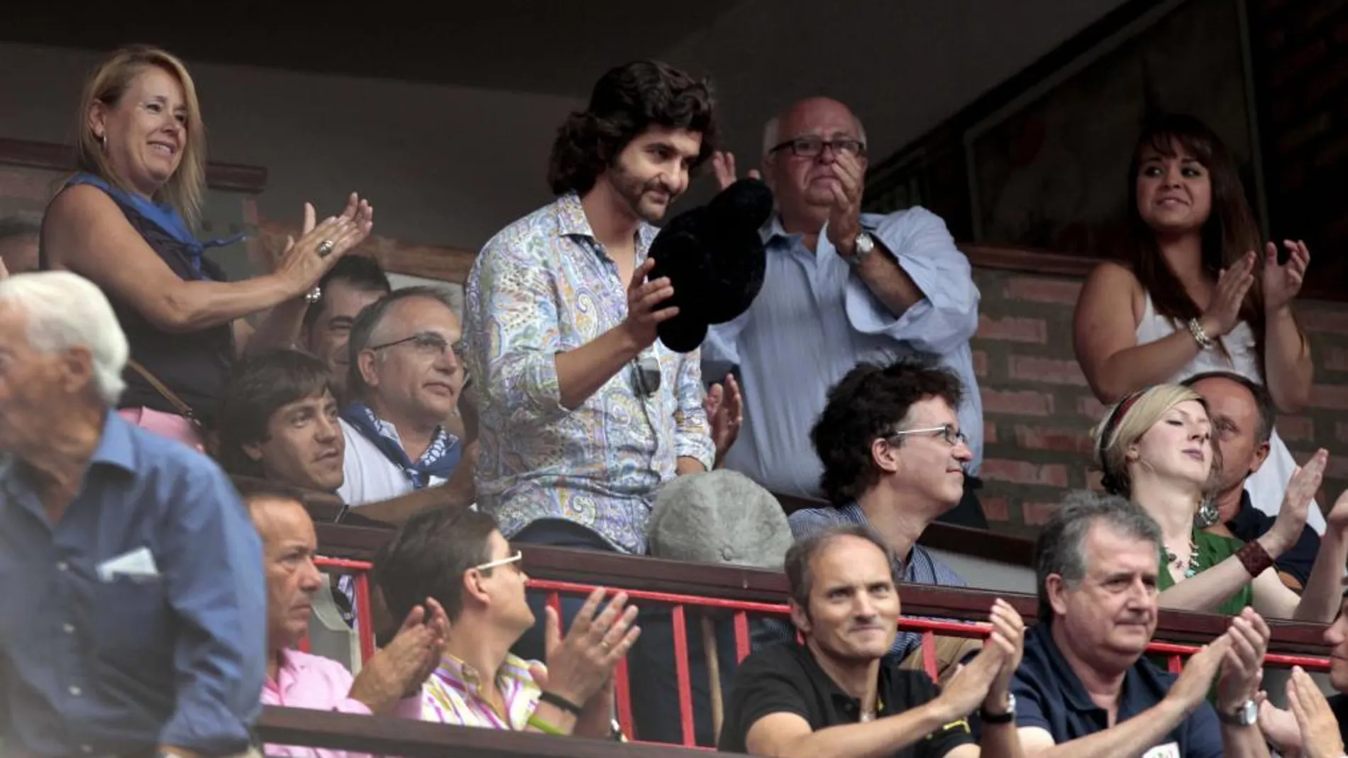 Morante saluda a la afición bilbaína tras recibir el brindis de un toro, ayer, en Vista Alegre