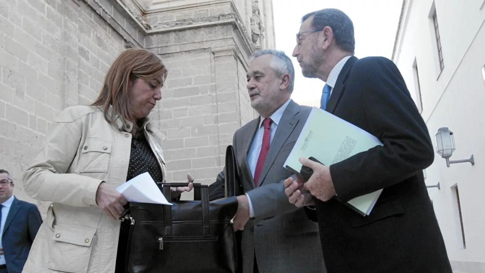 Manuel Gracia, junto a José Antonio Griñán y Susana Díaz en el Parlamento