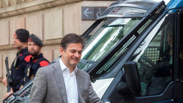 Oriol Pujol, llegando a la Audiencia de Barcelona para ratificar ante la juez el acuerdo que firmó con la Fiscalía, en el que acepta una condena de dos años y medio de cárcel por cobrar comisiones ilegales de empresarios afines del sector de las ITV