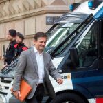 Oriol Pujol, llegando a la Audiencia de Barcelona para ratificar ante la juez el acuerdo que firmó con la Fiscalía, en el que acepta una condena de dos años y medio de cárcel por cobrar comisiones ilegales de empresarios afines del sector de las ITV
