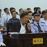 Bo Xilai (izquierda), en la tercera jornada del juicio, escucha la declaración de Wang Lijun, su ex colaborador