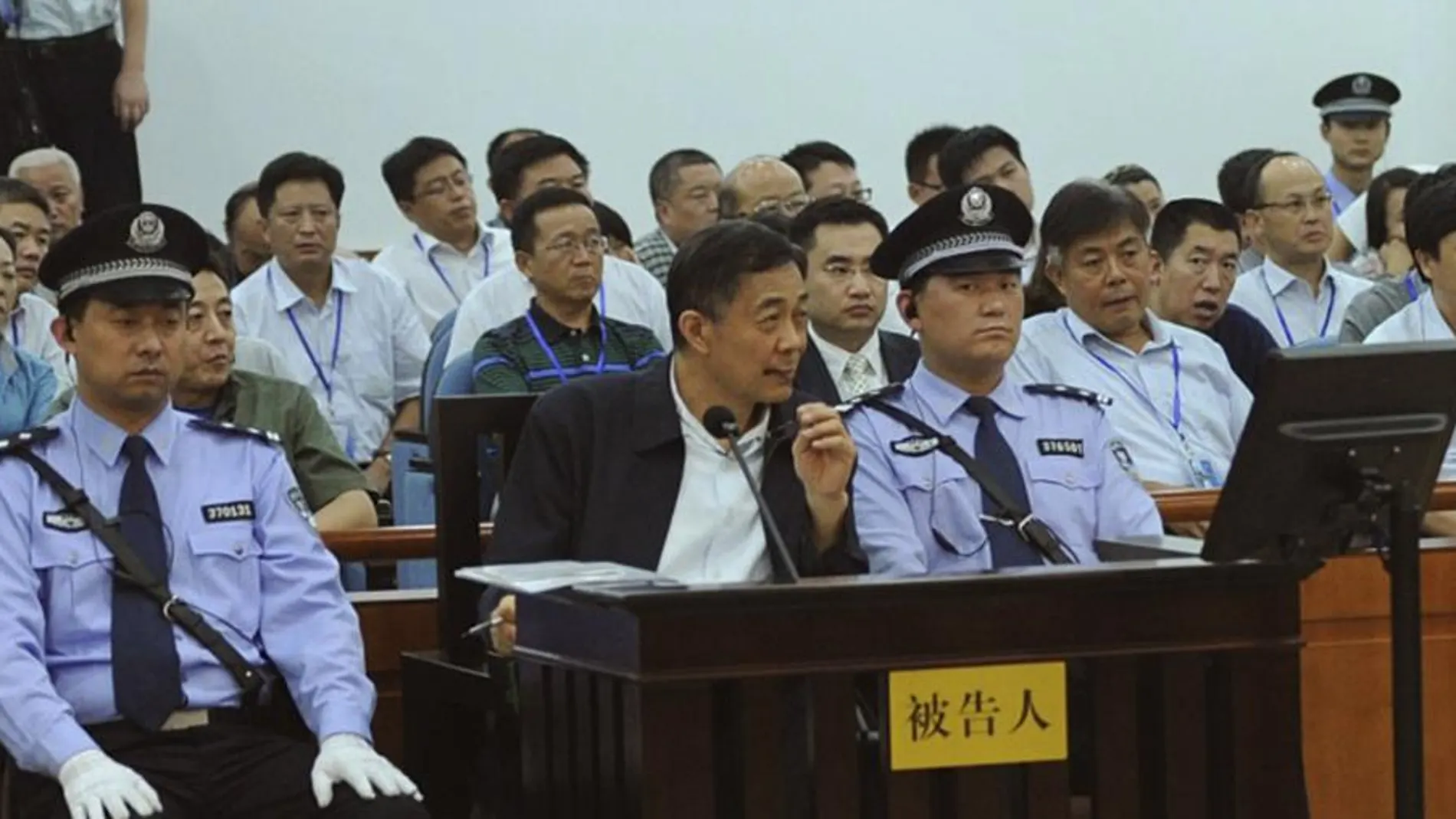 Bo Xilai (izquierda), en la tercera jornada del juicio, escucha la declaración de Wang Lijun, su ex colaborador